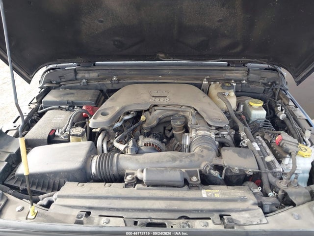 1C4HJXDG1JW139293 Jeep Wrangler Unlimited Sport 4x4