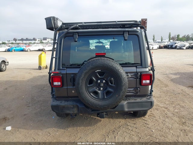 1C4HJXDG1JW139293 Jeep Wrangler Unlimited Sport 4x4