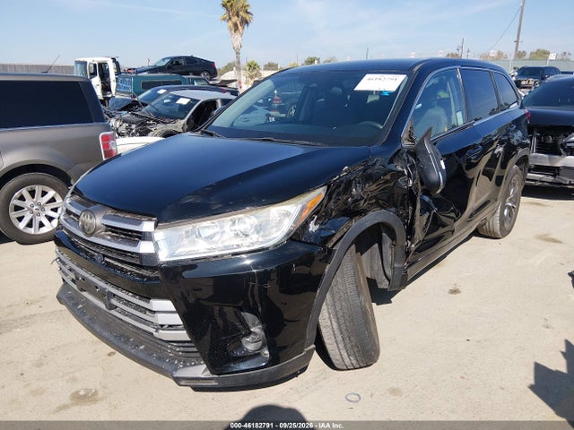 Toyota Highlander Le 2018 5TDZARFH1JS034243 Image 2