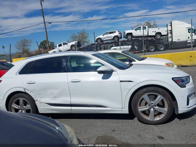 Продаж на аукціоні авто 2019 Audi E-tron Premium Plus, vin: WA1LAAGE6KB010485, номер лоту: 46182933