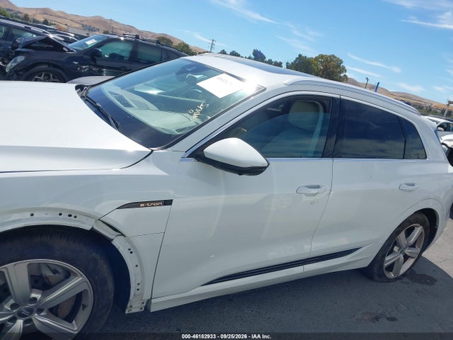 Продаж на аукціоні авто 2019 Audi E-tron Premium Plus, vin: WA1LAAGE6KB010485, номер лоту: 46182933