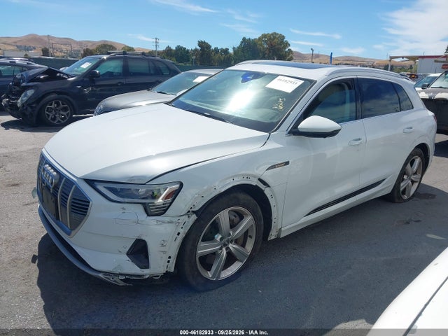 Продаж на аукціоні авто 2019 Audi E-tron Premium Plus, vin: WA1LAAGE6KB010485, номер лоту: 46182933