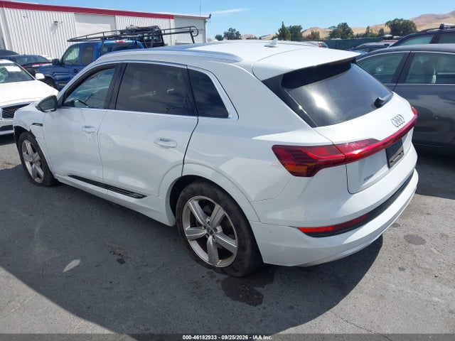 Продаж на аукціоні авто 2019 Audi E-tron Premium Plus, vin: WA1LAAGE6KB010485, номер лоту: 46182933