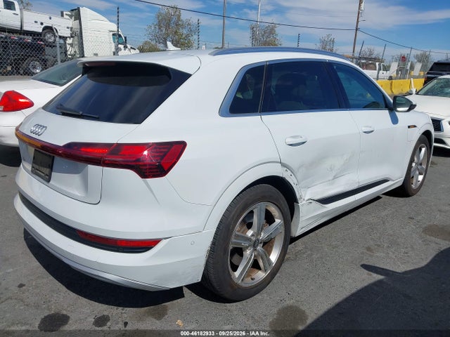 Продаж на аукціоні авто 2019 Audi E-tron Premium Plus, vin: WA1LAAGE6KB010485, номер лоту: 46182933