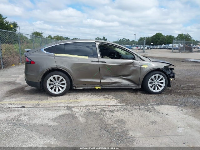Tesla Model X 60d/70d/75d/90d/p100d 2016 5YJXCBE28GF015885 Image 14