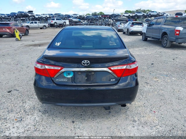 46183560 :رقم المزاد ، 4T1BF1FK8FU499729 vin ، 2015 Toyota Camry Se مزاد بيع