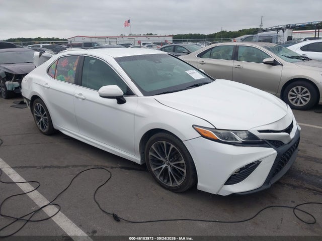 46183973 :رقم المزاد ، 4T1B11HK5JU647260 vin ، 2018 Toyota Camry Se مزاد بيع