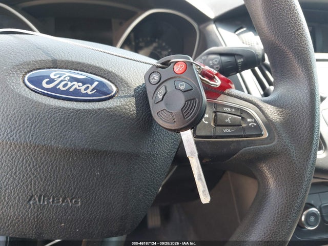 46187124 :رقم المزاد ، 1FADP3K26HL210518 vin ، 2017 Ford Focus Se مزاد بيع