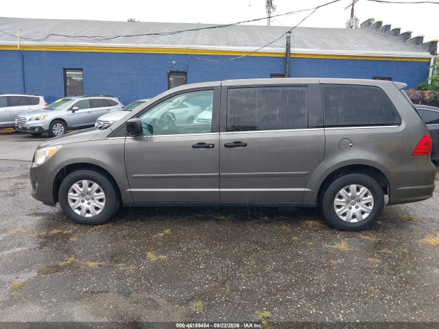 46189454 :رقم المزاد ، 2V4RW4D10AR324689 vin ، 2010 Volkswagen Routan S مزاد بيع