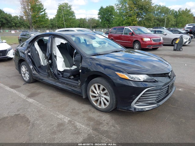 46189770 :رقم المزاد ، 4T1C11BK3NU050465 vin ، 2022 Toyota Camry Le Awd مزاد بيع