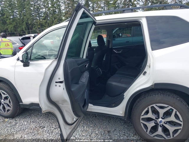 46189927 :رقم المزاد ، JF2SKAECXNH501368 vin ، 2022 Subaru Forester Premium مزاد بيع