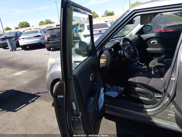 46192107 :رقم المزاد ، KNDJP3A55J7529318 vin ، 2018 Kia Soul + مزاد بيع