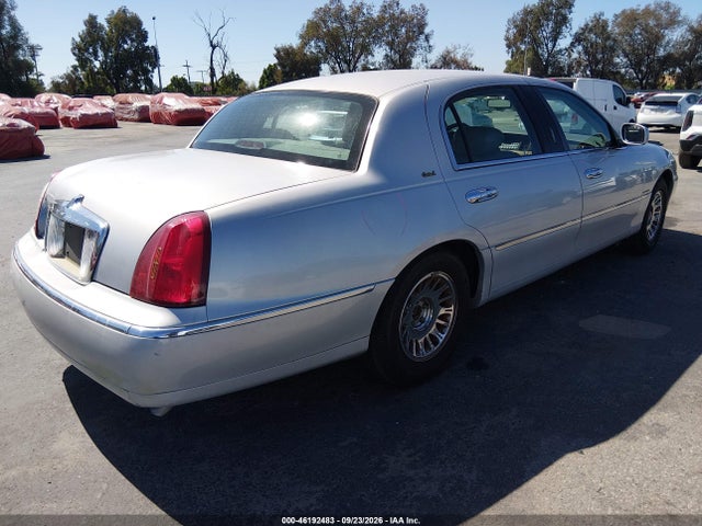 2001 Lincoln Town Car Cartier მანქანა იყიდება აუქციონზე, vin: 1LNHM85W51Y707158, აუქციონის ნომერი: 46192483