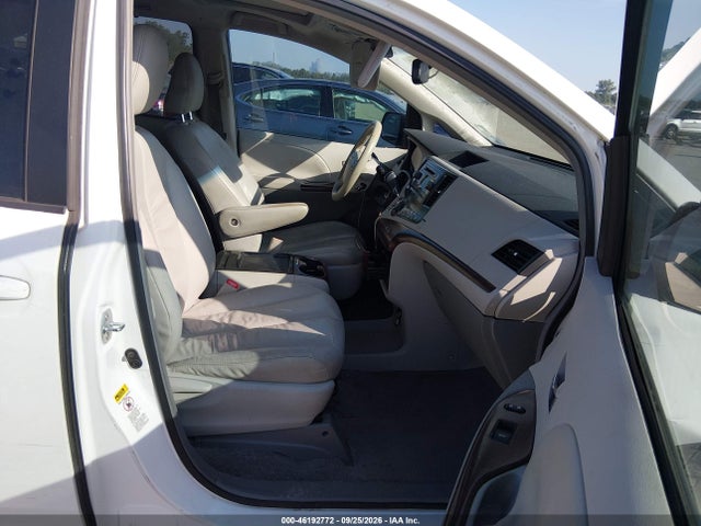 46192772 :رقم المزاد ، 5TDYK3DCXBS077476 vin ، 2011 Toyota Sienna Xle V6 مزاد بيع