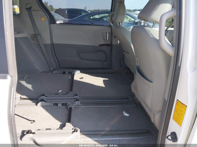 46192772 :رقم المزاد ، 5TDYK3DCXBS077476 vin ، 2011 Toyota Sienna Xle V6 مزاد بيع