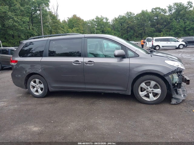 46193173 :رقم المزاد ، 5TDKK3DC2BS158932 vin ، 2011 Toyota Sienna Le V6 مزاد بيع