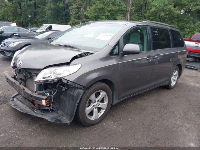 46193173 :رقم المزاد ، 5TDKK3DC2BS158932 vin ، 2011 Toyota Sienna Le V6 مزاد بيع