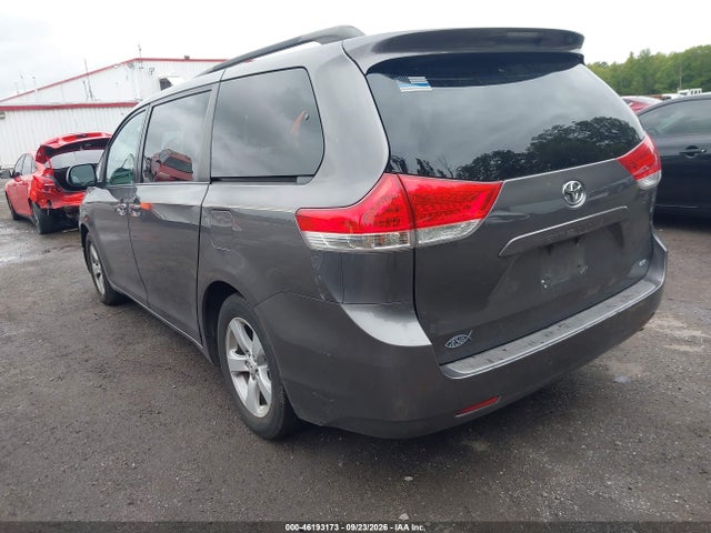 46193173 :رقم المزاد ، 5TDKK3DC2BS158932 vin ، 2011 Toyota Sienna Le V6 مزاد بيع