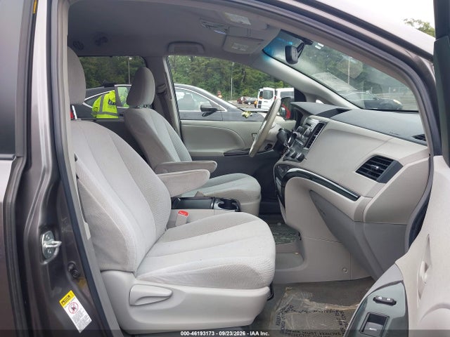 46193173 :رقم المزاد ، 5TDKK3DC2BS158932 vin ، 2011 Toyota Sienna Le V6 مزاد بيع