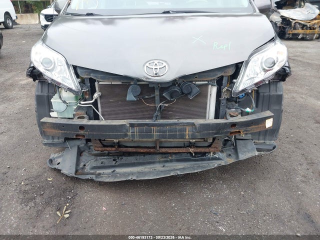 46193173 :رقم المزاد ، 5TDKK3DC2BS158932 vin ، 2011 Toyota Sienna Le V6 مزاد بيع