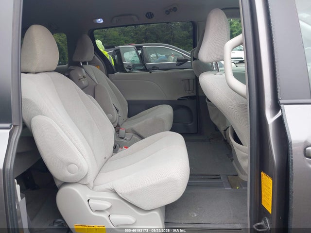 46193173 :رقم المزاد ، 5TDKK3DC2BS158932 vin ، 2011 Toyota Sienna Le V6 مزاد بيع