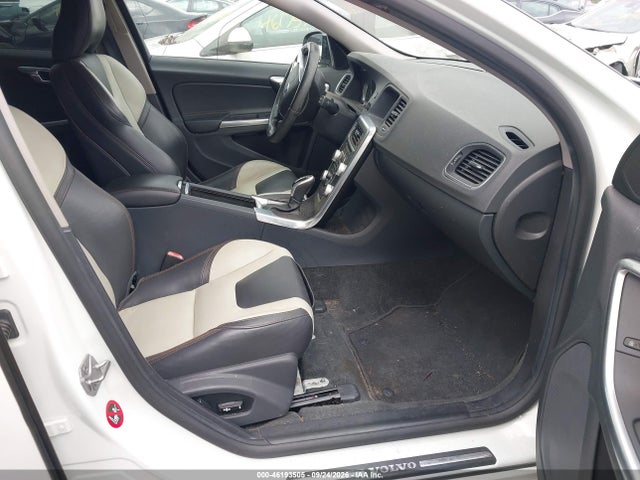 46193505 :رقم المزاد ، YV4612HKXG1006334 vin ، 2016 Volvo V60 Cross Country T5 مزاد بيع