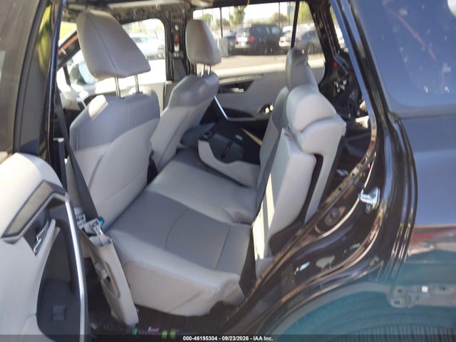 46195304 :رقم المزاد ، 2T3C1RFV1NC183799 vin ، 2022 Toyota Rav4 Xle Premium مزاد بيع