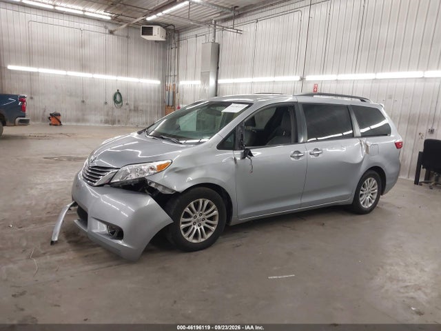 46196119 :رقم المزاد ، 5TDYK3DC1FS560232 vin ، 2015 Toyota Sienna Xle 8 Passenger مزاد بيع