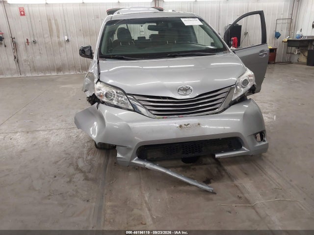 46196119 :رقم المزاد ، 5TDYK3DC1FS560232 vin ، 2015 Toyota Sienna Xle 8 Passenger مزاد بيع