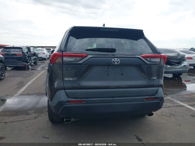 46196517 :رقم المزاد ، 2T3W1RFV2MW121547 vin ، 2021 Toyota Rav4 Xle مزاد بيع