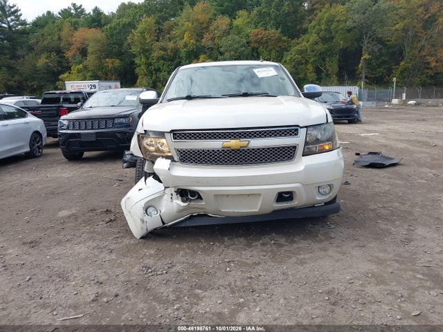 46198761 :رقم المزاد ، 1GNSKCE06BR379640 vin ، 2011 Chevrolet Tahoe Ltz مزاد بيع