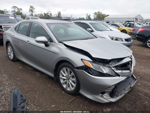 2020 Toyota Camry Le მანქანა იყიდება აუქციონზე, vin: 4T1L11AK1LU975552, აუქციონის ნომერი: 46198764