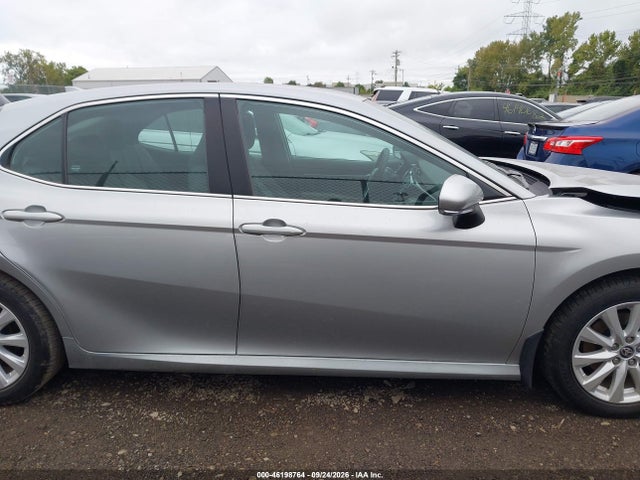 2020 Toyota Camry Le მანქანა იყიდება აუქციონზე, vin: 4T1L11AK1LU975552, აუქციონის ნომერი: 46198764