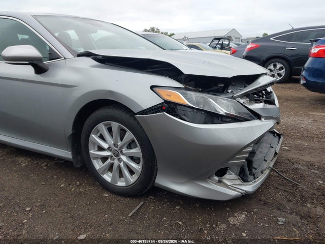 2020 Toyota Camry Le მანქანა იყიდება აუქციონზე, vin: 4T1L11AK1LU975552, აუქციონის ნომერი: 46198764