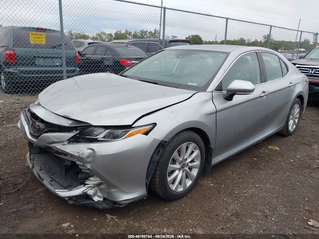 2020 Toyota Camry Le მანქანა იყიდება აუქციონზე, vin: 4T1L11AK1LU975552, აუქციონის ნომერი: 46198764