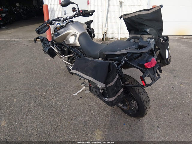 46199283 :رقم المزاد ، SMTE67DFXPTBK9694 vin ، 2023 Triumph Motorcycle Tiger 900 Rally Pro/900 Bond Edition مزاد بيع