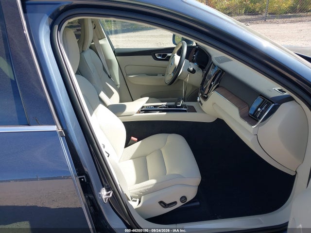 46200180 :رقم المزاد ، YV4L12RK8N1040352 vin ، 2022 Volvo Xc60 B5 Momentum مزاد بيع