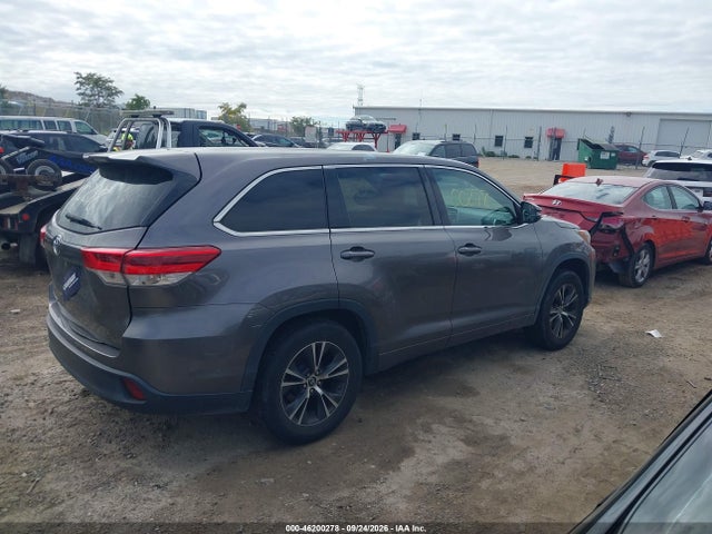2018 Toyota Highlander Le მანქანა იყიდება აუქციონზე, vin: 5TDZARFH7JS039186, აუქციონის ნომერი: 46200278
