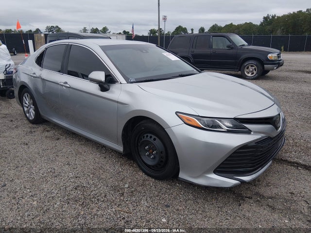 46201396 :رقم المزاد ، JTNB11HK5J3042581 vin ، 2018 Toyota Camry Le مزاد بيع