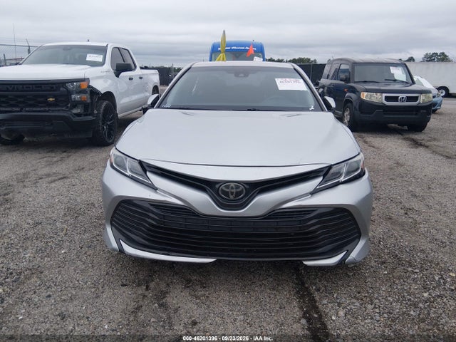46201396 :رقم المزاد ، JTNB11HK5J3042581 vin ، 2018 Toyota Camry Le مزاد بيع