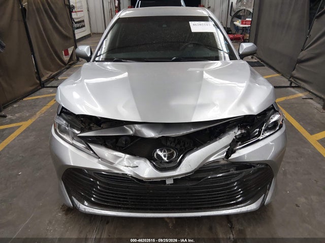 46202515 :رقم المزاد ، 4T1B11HK0JU574993 vin ، 2018 Toyota Camry Le مزاد بيع