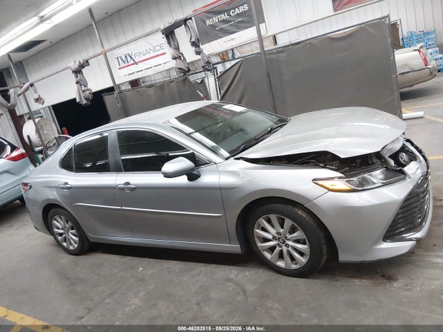 46202515 :رقم المزاد ، 4T1B11HK0JU574993 vin ، 2018 Toyota Camry Le مزاد بيع
