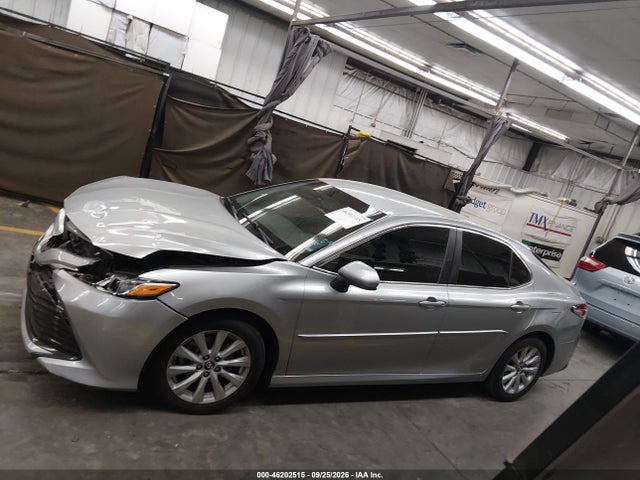 46202515 :رقم المزاد ، 4T1B11HK0JU574993 vin ، 2018 Toyota Camry Le مزاد بيع