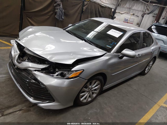 46202515 :رقم المزاد ، 4T1B11HK0JU574993 vin ، 2018 Toyota Camry Le مزاد بيع
