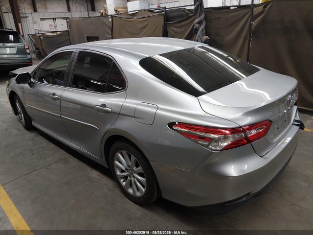 46202515 :رقم المزاد ، 4T1B11HK0JU574993 vin ، 2018 Toyota Camry Le مزاد بيع