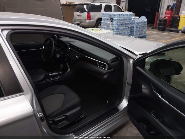 46202515 :رقم المزاد ، 4T1B11HK0JU574993 vin ، 2018 Toyota Camry Le مزاد بيع