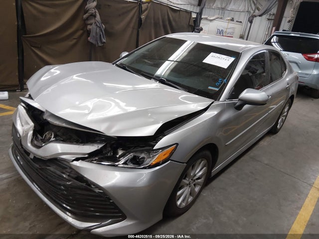 46202515 :رقم المزاد ، 4T1B11HK0JU574993 vin ، 2018 Toyota Camry Le مزاد بيع