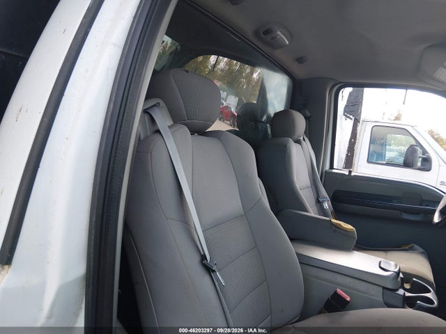 46203297 :رقم المزاد ، 1FDAF57PX5EB95842 vin ، 2005 Ford Super Duty F-550 Drw Xl/xlt مزاد بيع