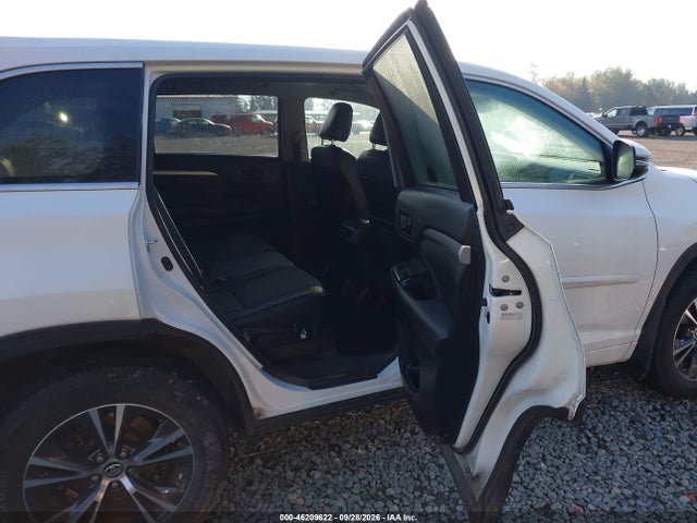 Toyota Highlander Le 2018 5TDBZRFH7JS891757 Image 8