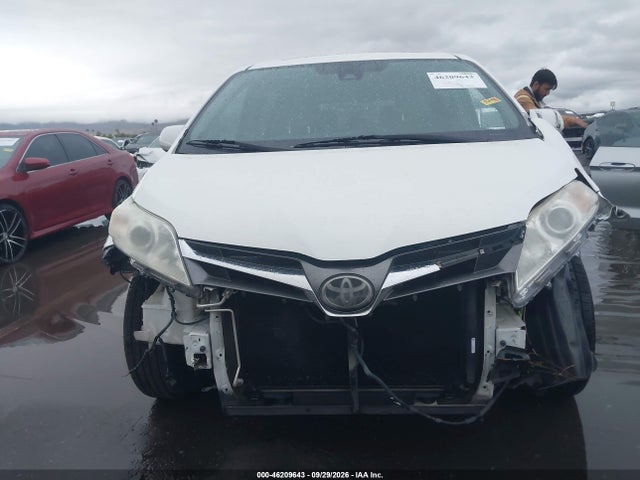 5TDYZ3DC6JS912130 Toyota Sienna Xle 8 Passenger